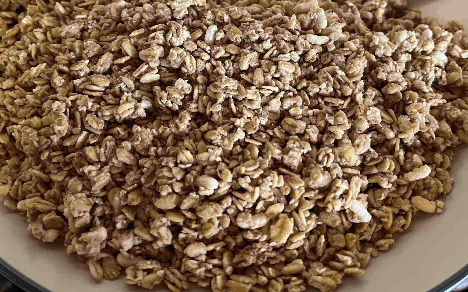 You should maintain a healthy breakfast, maybe eat nuts and cereals so that your liver is not affected. Photo: Kieu Vu