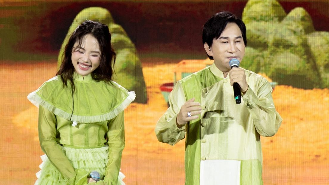 Phuong My Chi sings a duet with Meritorious Artist Kim Tu Long. Photo: Organizing Committee