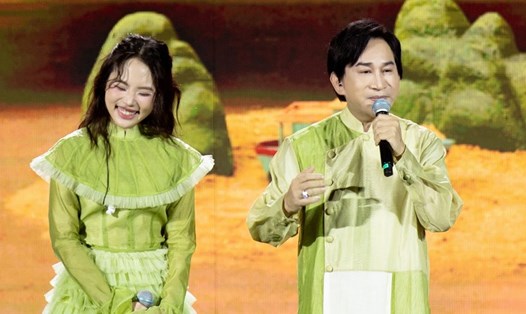 Phương Mỹ Chi song ca cùng NSƯT Kim Tử Long. Ảnh: Ban tổ chức
