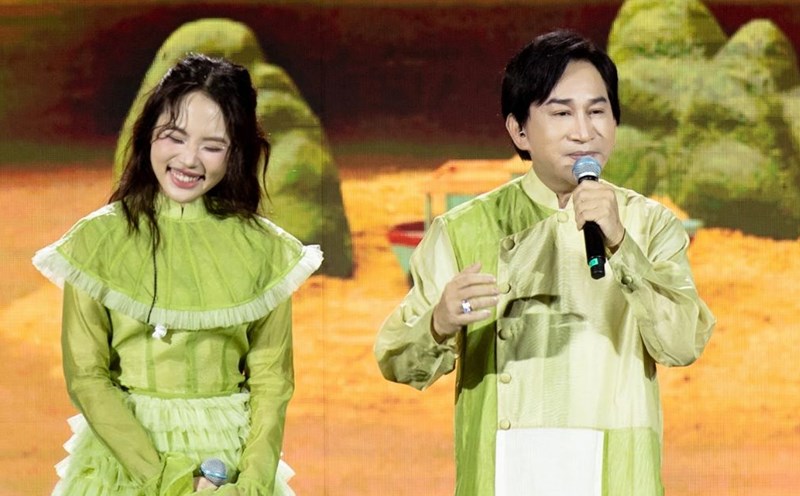 Phuong My Chi sings a duet with Meritorious Artist Kim Tu Long. Photo: Organizing Committee