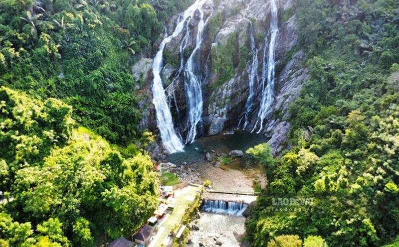 White Waterfall in Minh Long district - one of the most beautiful waterfalls in Quang Ngai. Photo: White Waterfall tourist area.