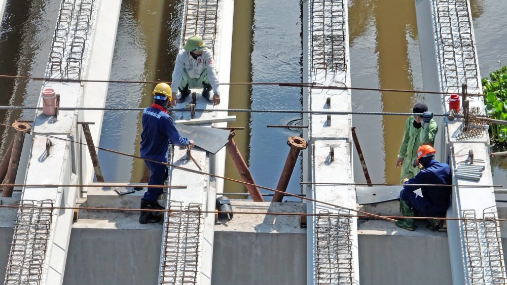  Hien goi thau 5 don vi tham gia thuc hien (Truong Son - 319 - Dai Phong - CK4 - Quang Phuc), dang trien khai dong loat 12 mui thi cong voi hang tram cong nhan lam viec ngay dem de dam bao cho du an hoan thanh dung tien do.