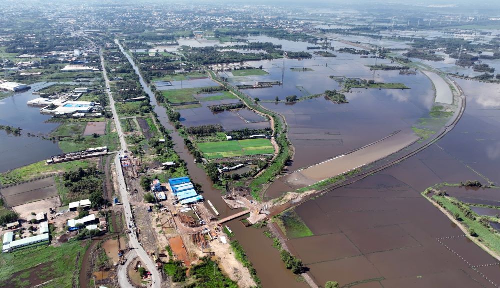  Toan canh tuyen Vanh dai 3 bang qua dong ruong tren dia ban huyen Cu Chi.