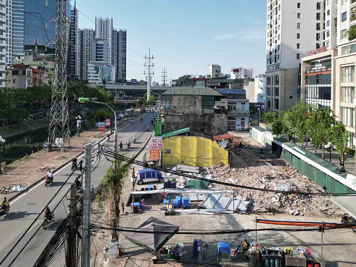 Theo dai dien nha thau, thoi han thi cong du an nay la 650 ngay, tu ngay 31.7.2024, don vi dang quyet tam bam sat tien do. Tuy nhien, mat bang duoc giao hien con xoi do, khong lien mach, nen chua phat huy toi da hieu qua cua may moc, thiet bi.