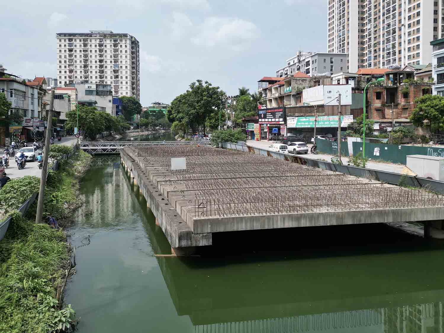 Tuy nhien, mot so doan tuyen con lai chua the thi cong hoan thien va dang cho gia han hop dong BT. Trong anh la cau qua song Lu nhieu nam qua chua thi cong hoan thien.