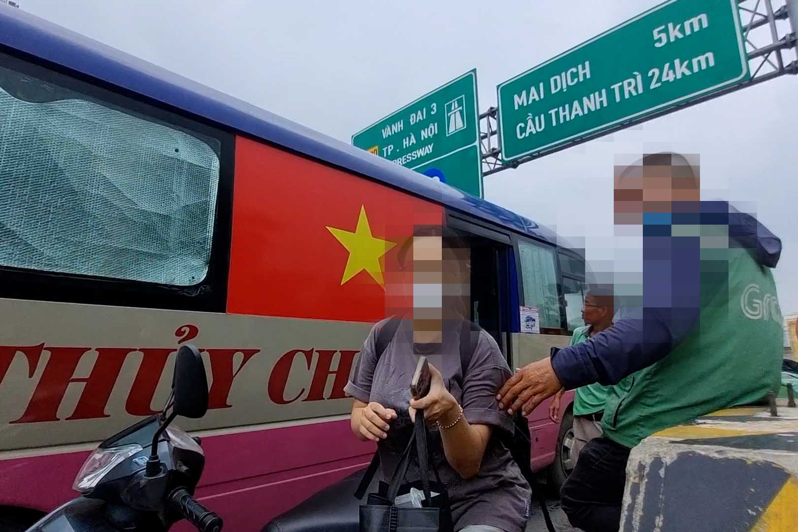 Passenger bus "causes chaos" at Thang Long Bridge - Ring Road 3 intersection