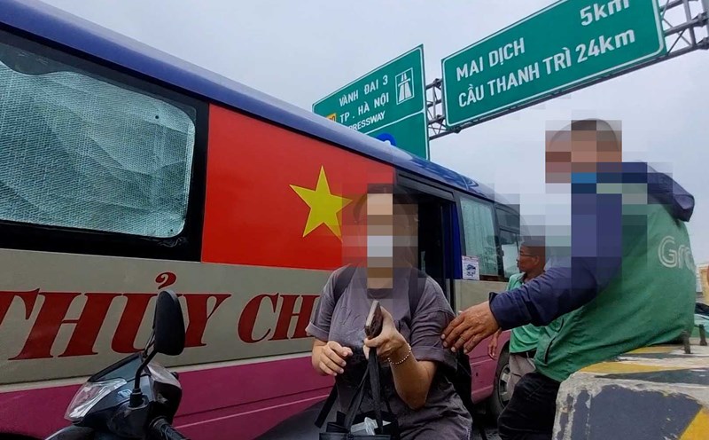 Passenger bus "causes chaos" at Thang Long Bridge - Ring Road 3 intersection