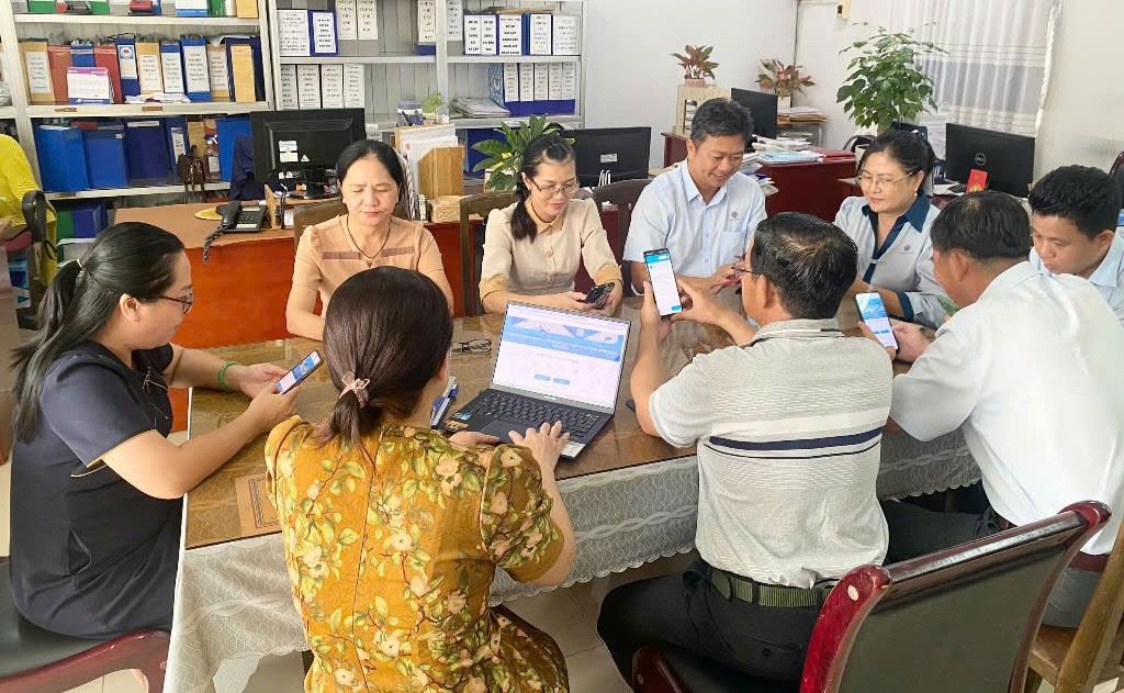 Union members participate in an online contest on traffic safety. Photo: Kien Giang Union Members
