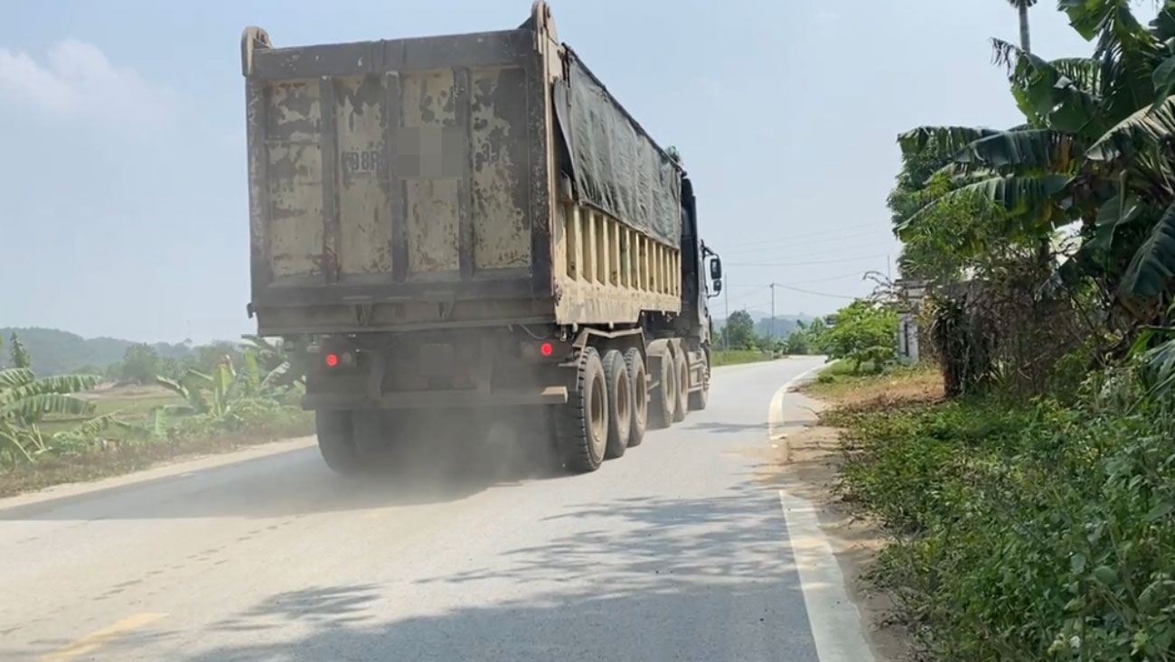 Doi truong CSGT-TT, Cong an TP Yen Bai khang dinh, hien nay khong phuong tien nao dam coi noi, cho qua kho, qua tai luu thong ngang nhien tren hanh trinh dai, qua nhieu dia phuong. Doi voi hinh anh phuong tien co dau hieu qua kho, qua tai luu thong tren tuyen Quoc lo 32C, doan qua xa Gioi Phien, TP Yen Bai do phong vien cung cap, trung ta Tran Thi Kim Thuy nhan dinh, phai do thuc te moi xac dinh vi pham.