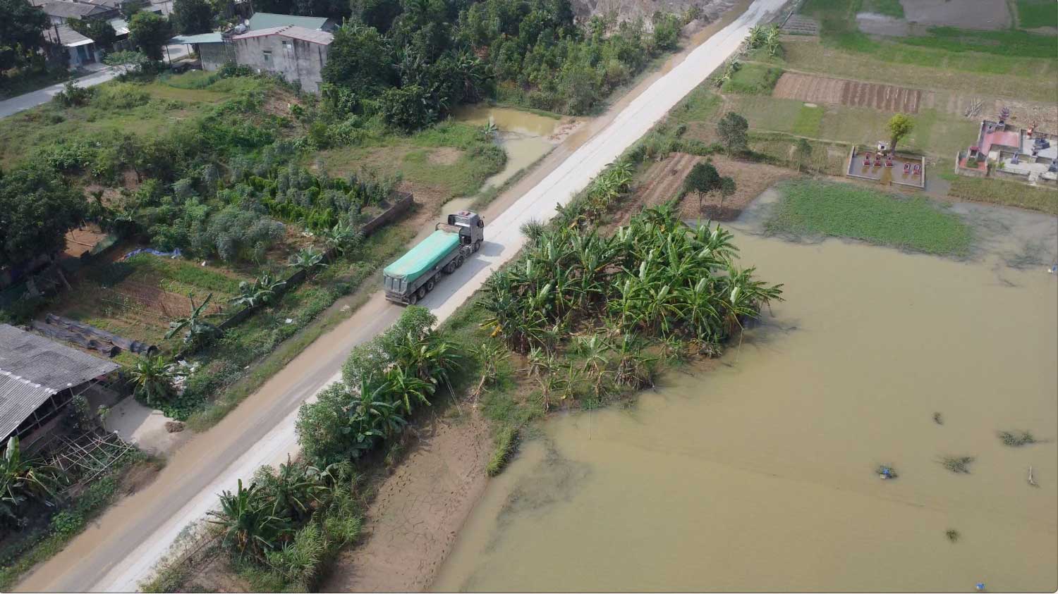 Theo ghi nhan cua Lao Dong trong nhieu ngay giua thang 10, moi gio co ca tram xe oto tai trong lon noi duoi nhau luu thong tren Quoc lo 32C, doan qua xa Gioi Phien, TP Yen Bai. Moi luc cac xe trong tai lon di qua, bui bay mu mit, cac phuong tien di sau khong nhin thay gi.