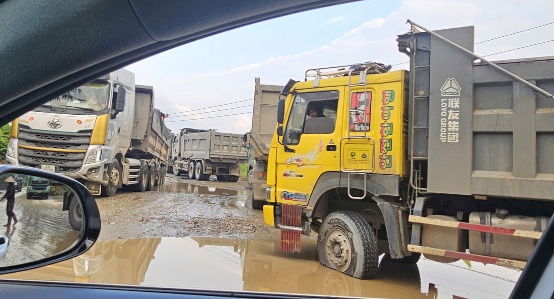 Theo ghi nhan cua Lao Dong trong nhieu ngay giua thang 10, moi gio co ca tram xe oto tai trong lon noi duoi nhau luu thong tren Quoc lo 32C, doan qua xa Gioi Phien, TP Yen Bai. Moi luc cac xe trong tai lon di qua, bui bay mu mit, cac phuong tien di sau khong nhin thay gi.