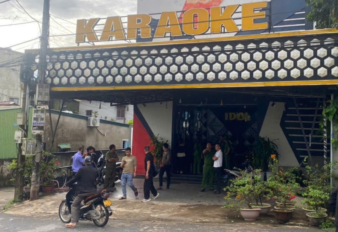 Quán karaoke nơi xảy ra vụ việc khiến 2 người thiệt mạng, 1 người được đưa đi cấp cứu. Ảnh: Hàn Nguyên.