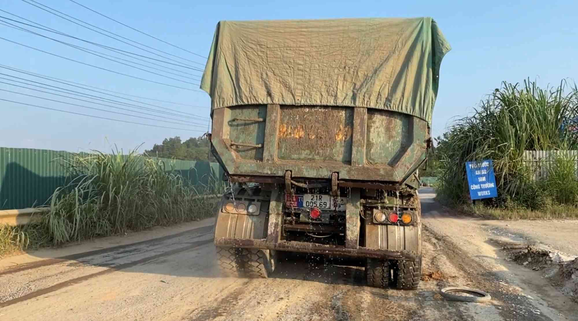 While the vehicle was moving, sand and water continuously fell onto the road. Photo: Tran Bui