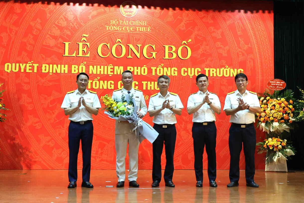 The Tax Directorate's leadership congratulates the new Deputy Directorate Vu Manh Cuong. Photo: Tax Directorate.