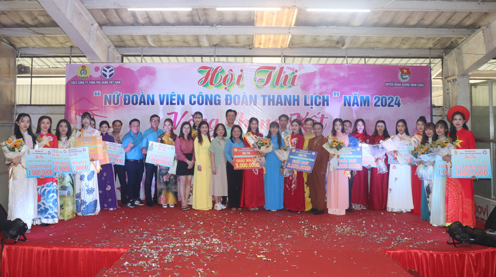 The organizers awarded prizes to the winners at the contest. Photo: Phuong Dung