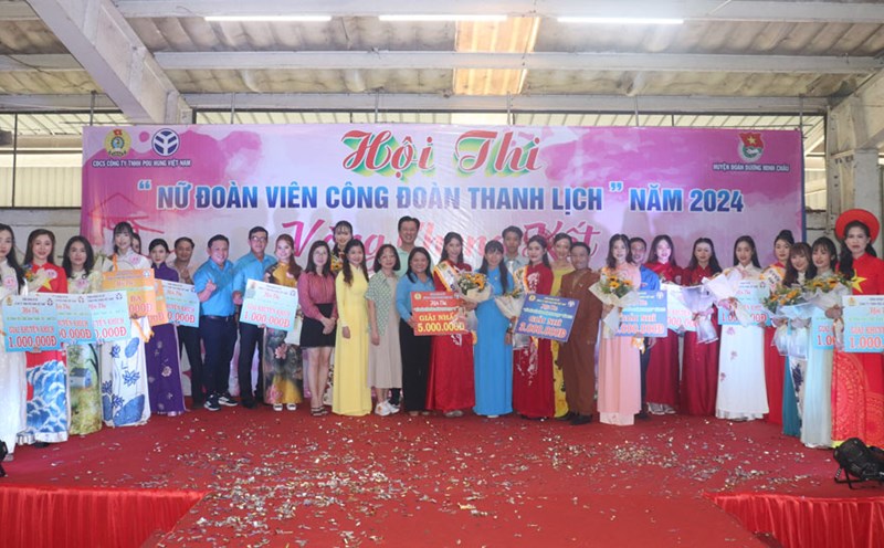The organizers awarded prizes to the winners at the contest. Photo: Phuong Dung