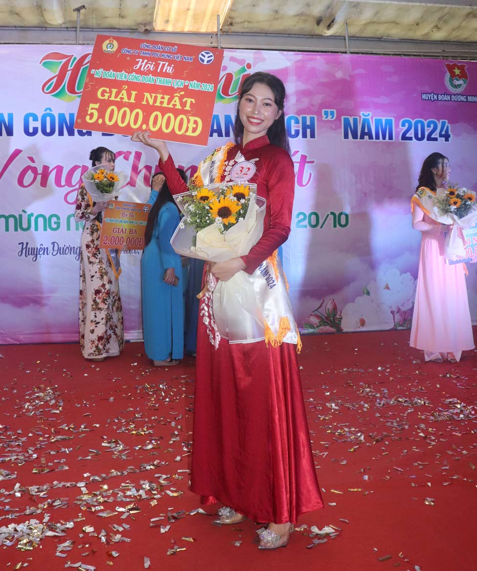 Thi sinh Nguyen Thi Cam Hong dat giai nhat hoi thi “Nu doan vien cong doan thanh lich” nam 2024. Anh: Phuong Dung