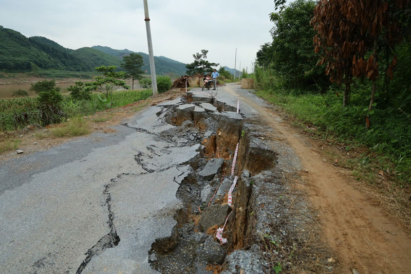 Many sections of the road have seriously sunk, making it difficult for people to move through. Photo: Dinh Dai