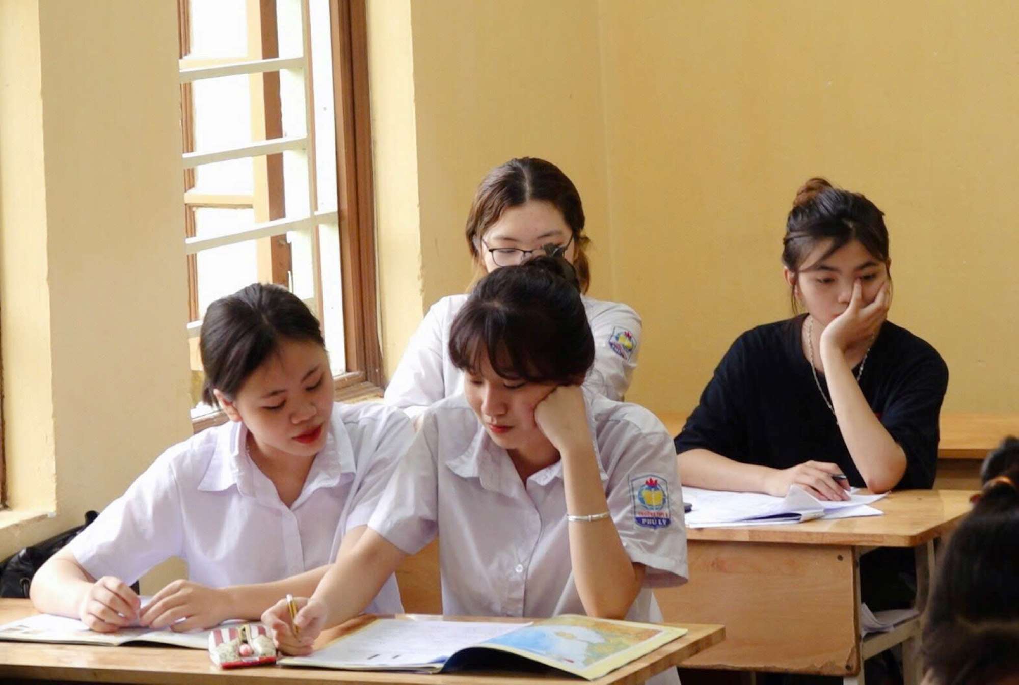 Early announcement of sample questions helps schools, teachers and students to be proactive in the teaching, learning and review process. Photo: Anh Thu