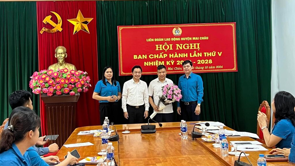 Mr. Vu Duc Hanh (holding flowers) has just been elected as Chairman of the District Labor Federation. Photo: Dang Tinh