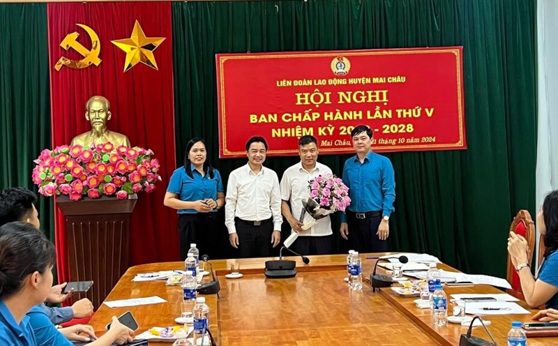 Mr. Vu Duc Hanh (holding flowers) has just been elected as Chairman of the District Labor Federation. Photo: Dang Tinh