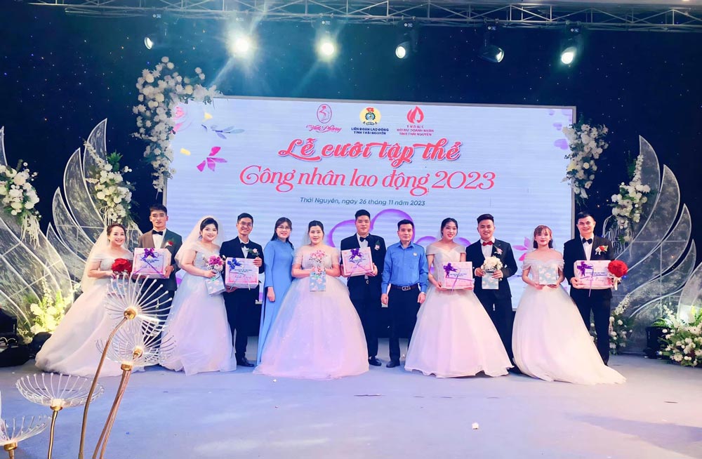 Couples of workers participate in a collective wedding ceremony organized by the Thai Nguyen Provincial Labor Federation in 2023. Photo: Doan Xuan Huy
