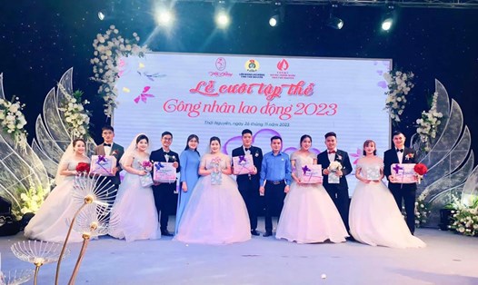 Các cặp đôi công nhân tham gia lễ cưới tập thể do LĐLĐ tỉnh Thái Nguyên phối hợp tổ chức năm 2023. Ảnh: Đoàn Xuân Huy