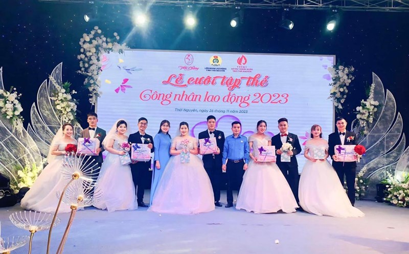 Couples of workers participate in a collective wedding ceremony organized by the Thai Nguyen Provincial Labor Federation in 2023. Photo: Doan Xuan Huy