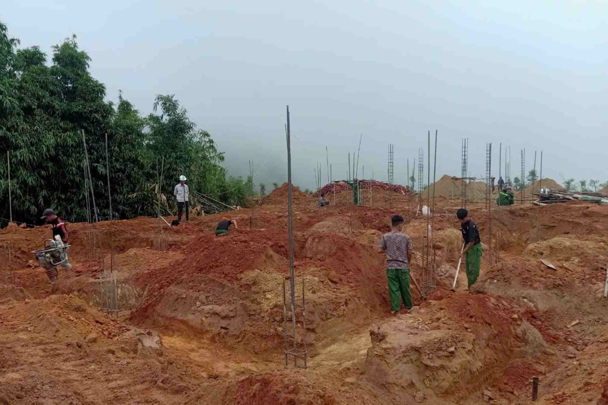 With the determination of the government and the people, new sturdy houses in Nam Tong village, Nam Luc commune, Bac Ha district are gradually taking shape. Photo: Dinh Dai