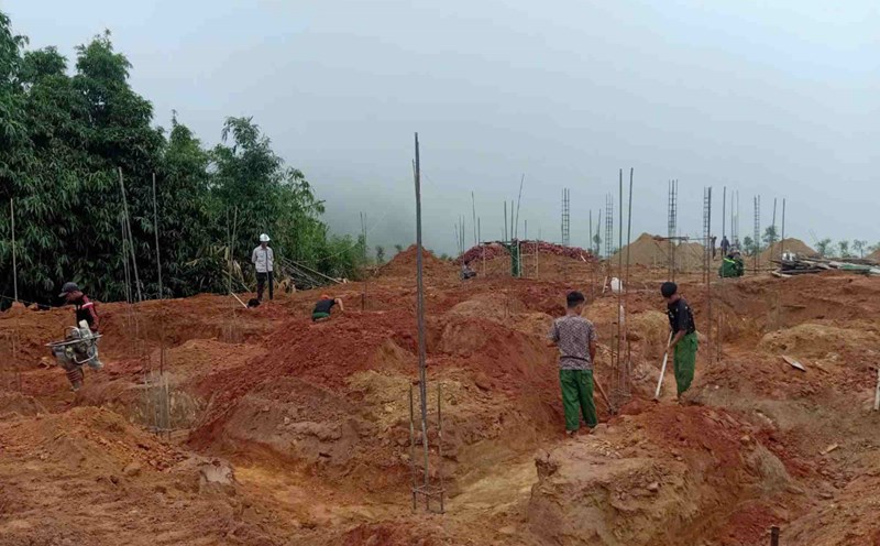 With the determination of the government and the people, new sturdy houses in Nam Tong village, Nam Luc commune, Bac Ha district are gradually taking shape. Photo: Dinh Dai