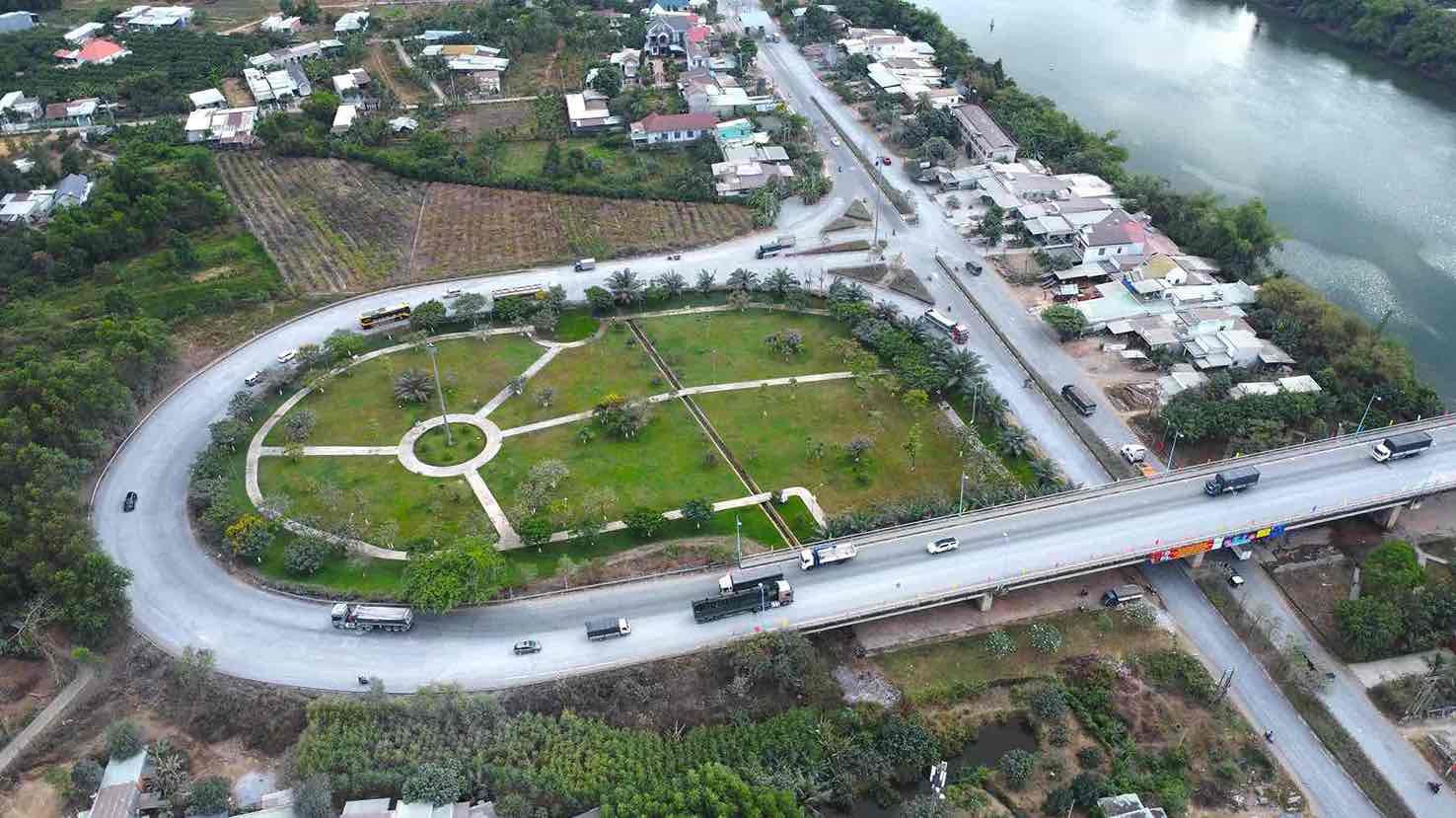 The end point of Ho Chi Minh City's Ring Road 4 through Dong Nai is at Tan An commune, Vinh Cuu district. Photo: HAC