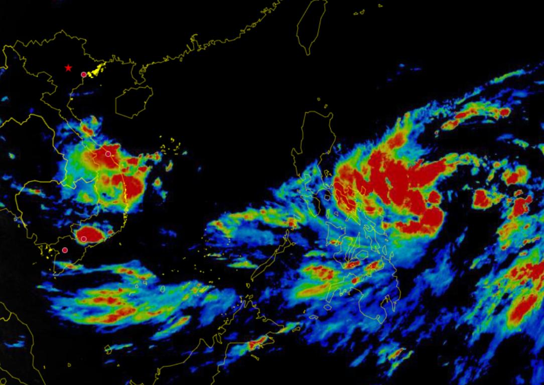 The tropical depression in the sea east of the Philippines is forecast to strengthen into a storm. Above is a satellite cloud image at 5:40 p.m. on October 21. Photo: Center of the National Hydrometeorological Network