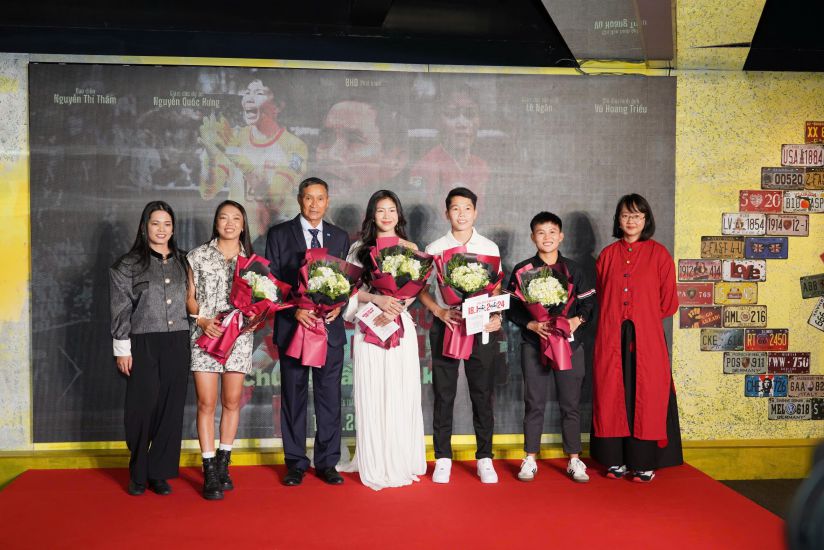 Representatives of the Vietnam Women's Football Team and director Nguyen Thi Tham at the film premiere. Photo: VFF