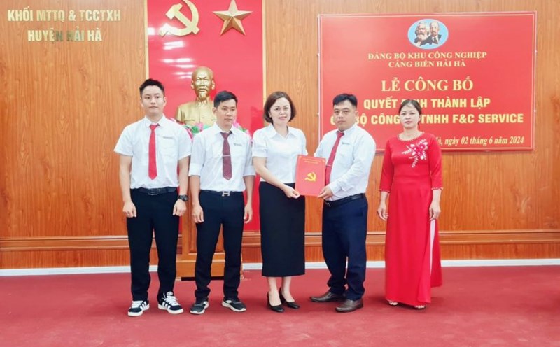 On June 2, 2024, the Hai Ha Seaport Industrial Park Party Committee held an announcement of the Decision to establish the Party Cell of F&C Service Company Limited. Photo: Doan Hung
