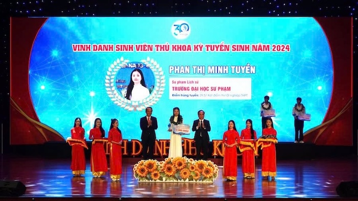 Danang University honors valedictorians and awards student scholarships. Photo: Tran Thi