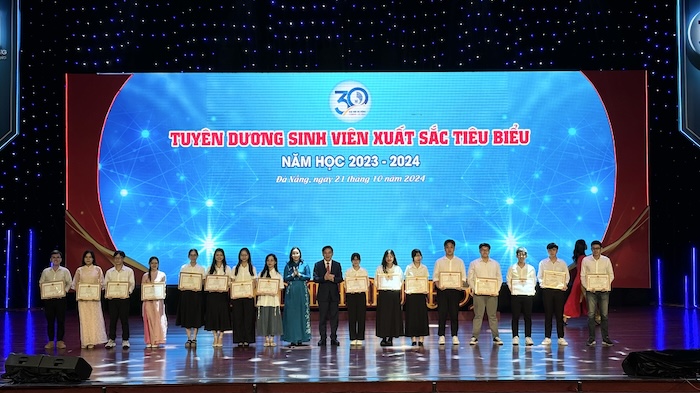 Đại học Đà Nẵng tôn vinh 32 sinh viên có thành tích xuất sắc trong học tập. Ảnh: Trần Thi