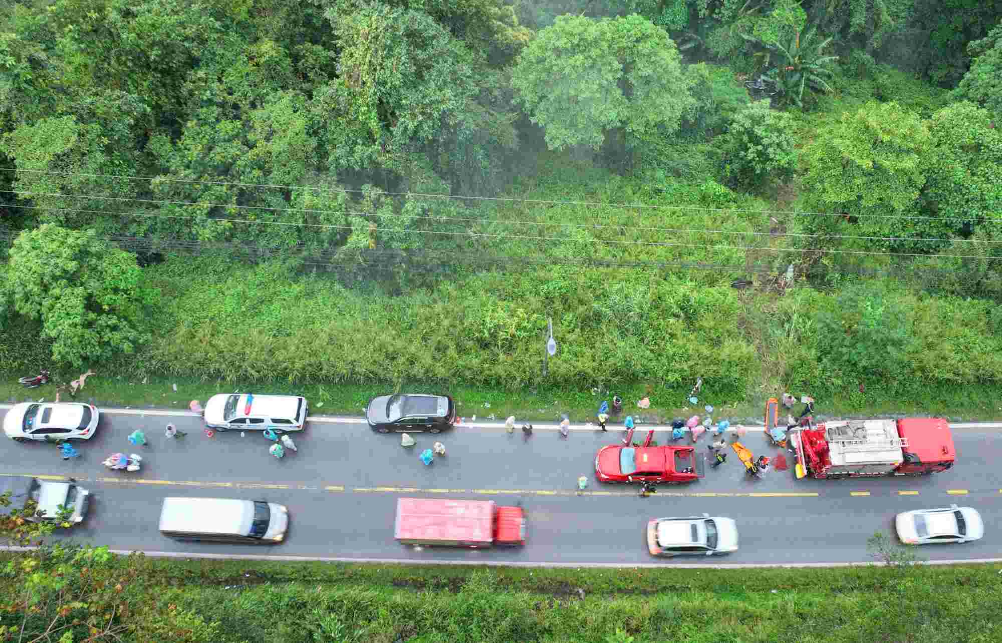 The scene of the car falling into the abyss of Bao Loc pass. Photo: Hoai Thanh