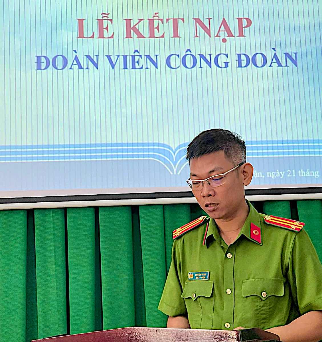 Doan vien cong doan vua duoc ket nap phat bieu. Anh: Cong doan Cong an Binh Thuan 