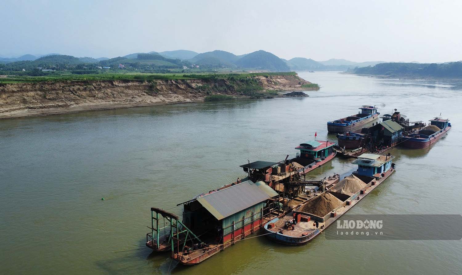 Tren doan song Lo bi sat lo nghiem trong, chi cach bo vai chuc met, 4 con tau hut cai tien dang khai thac cat soi het cong suat. Anh: Viet Bac.