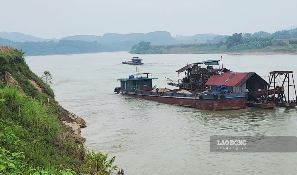 Theo nguoi dan dia phuong, nhieu thoi diem cac tau hut danh sat bo de khai thac cat soi khien dat sat tung mang (anh chup thang 7.2024). Nguoi dan cung cap.