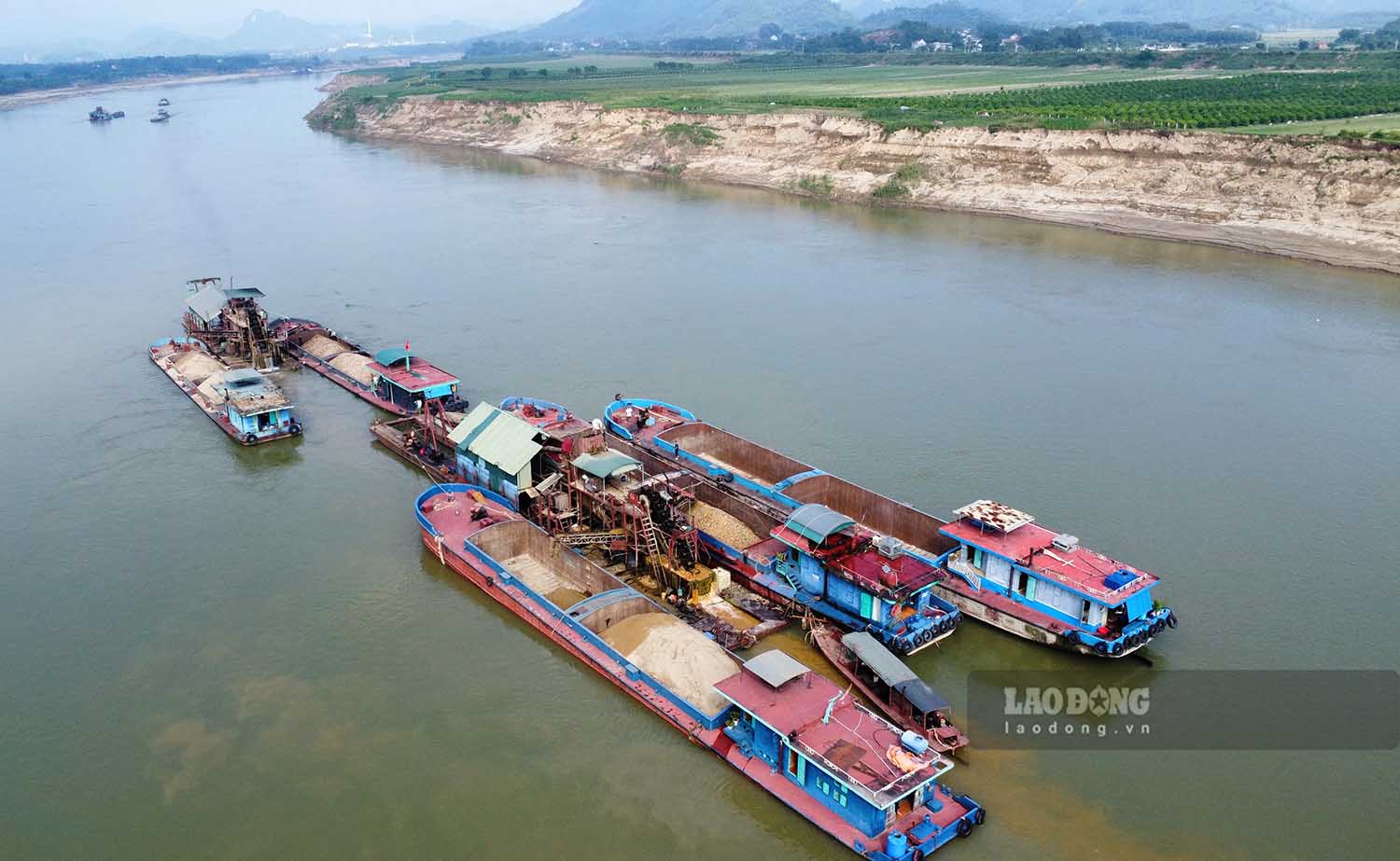 Thousands of square meters of agricultural land in Cap Tien commune, Son Duong (Tuyen Quang) were swept away into the Lo river. Photo: Nguyen Tung.
