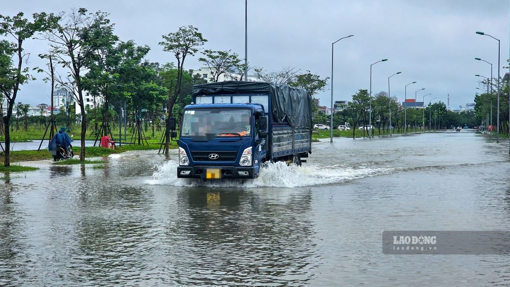 Du bao tu dem nay den het ngay 24.10, luong mua o Hue co the se rat lon, nguoi dan de phong sat lo, ngap lut. Anh: Nguyen Luan.