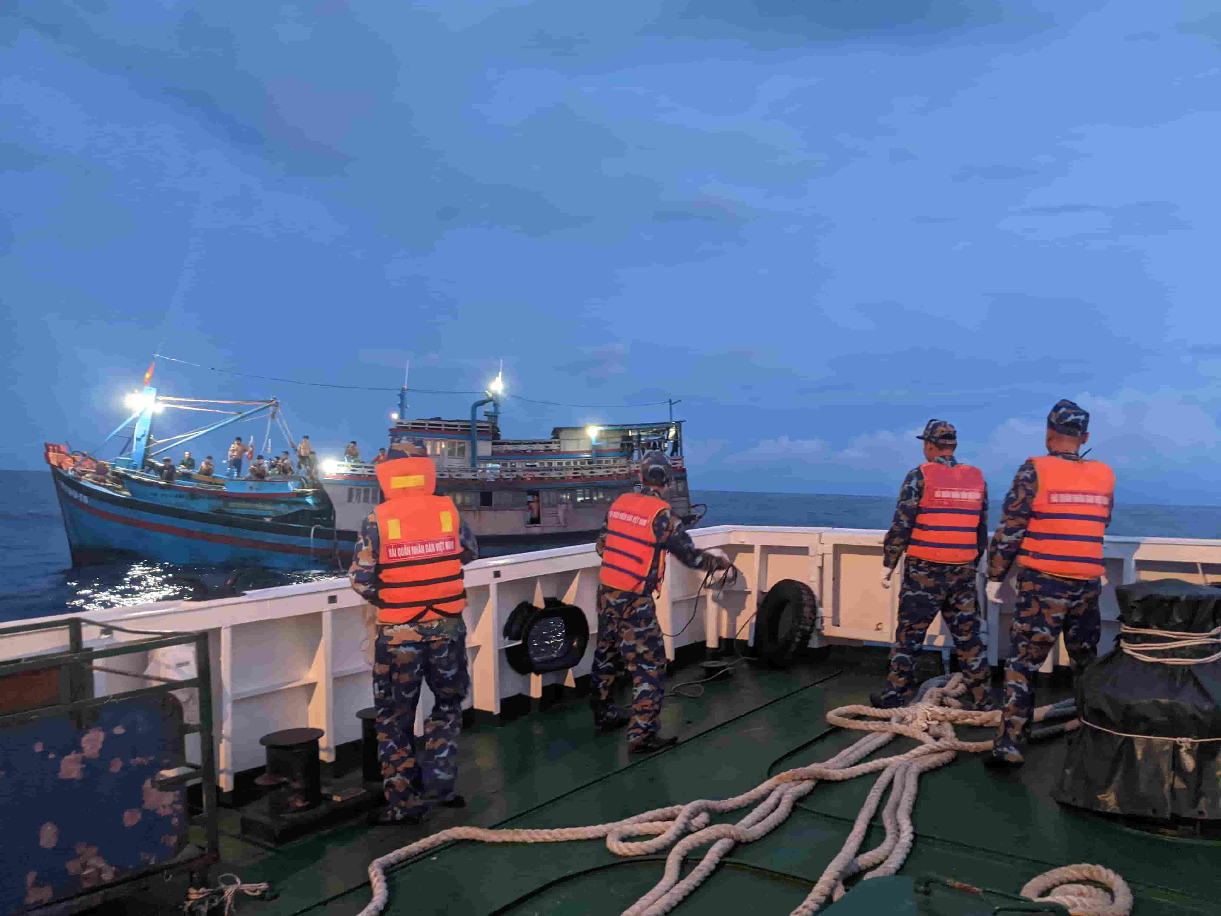 Ship 468 organized a towline to pull a Binh Thuan fishing boat in distress in Truong Sa. Photo: Nguyen Nam