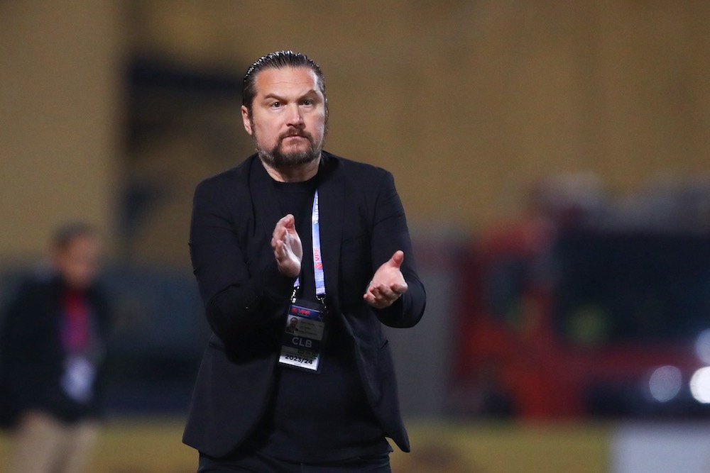 Coach Popov needs to prove his ability against Hoang Anh Gia Lai. Photo: Minh Dan