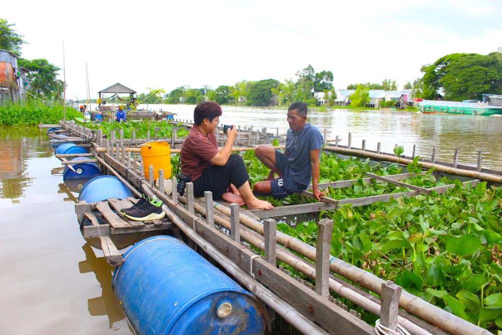 Going to the Mekong Delta headwaters, watching farmers stockpile crabs during flood season