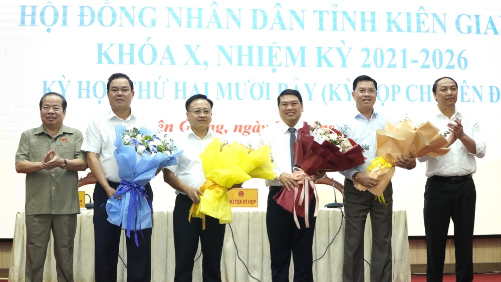 New Vice Chairman of Kien Giang Provincial People's Committee Le Trung Ho (3rd from right). Photo: Nguyen Anh