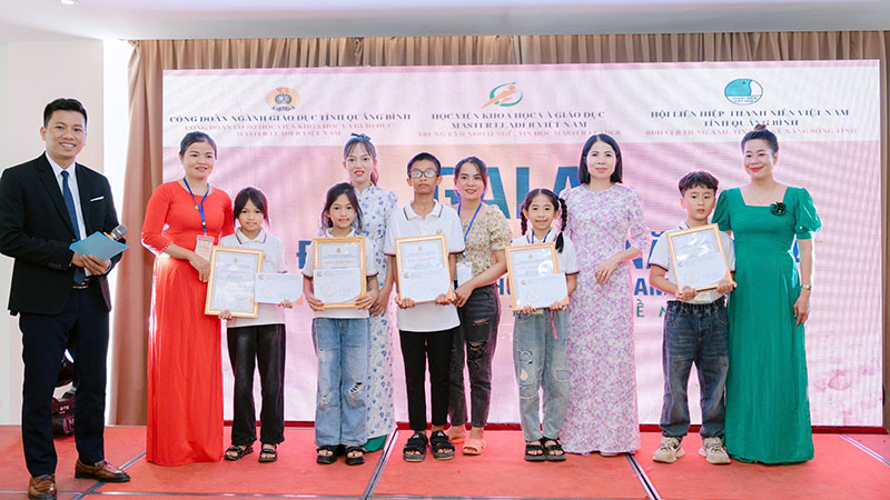 Awarding prizes to families at the festival. Photo: L.Loan