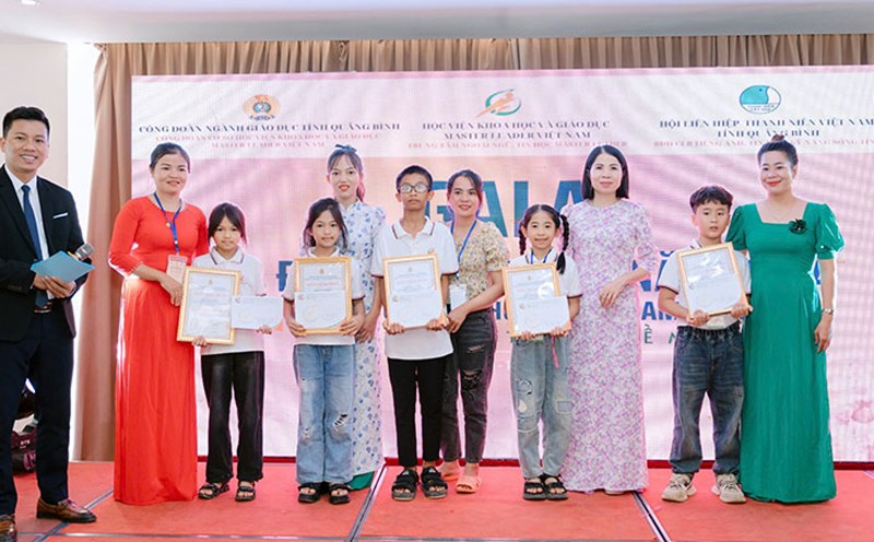 Awarding prizes to families at the festival. Photo: L.Loan