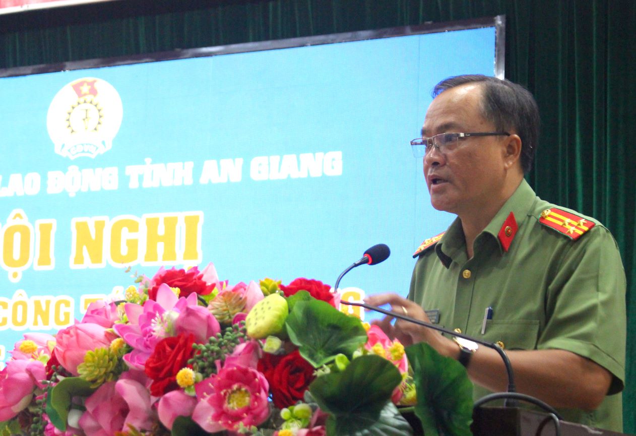 Thuong ta Nguyen Xuan Hao- Pho Truong phong An ninh chinh tri noi bo, Cong an tinh An Giang bao cao ve Luat Bao ve bi mat nha nuoc va tinh hinh lo, mat bi mat nha nuoc trong thoi gian qua. Anh: Lam Dien