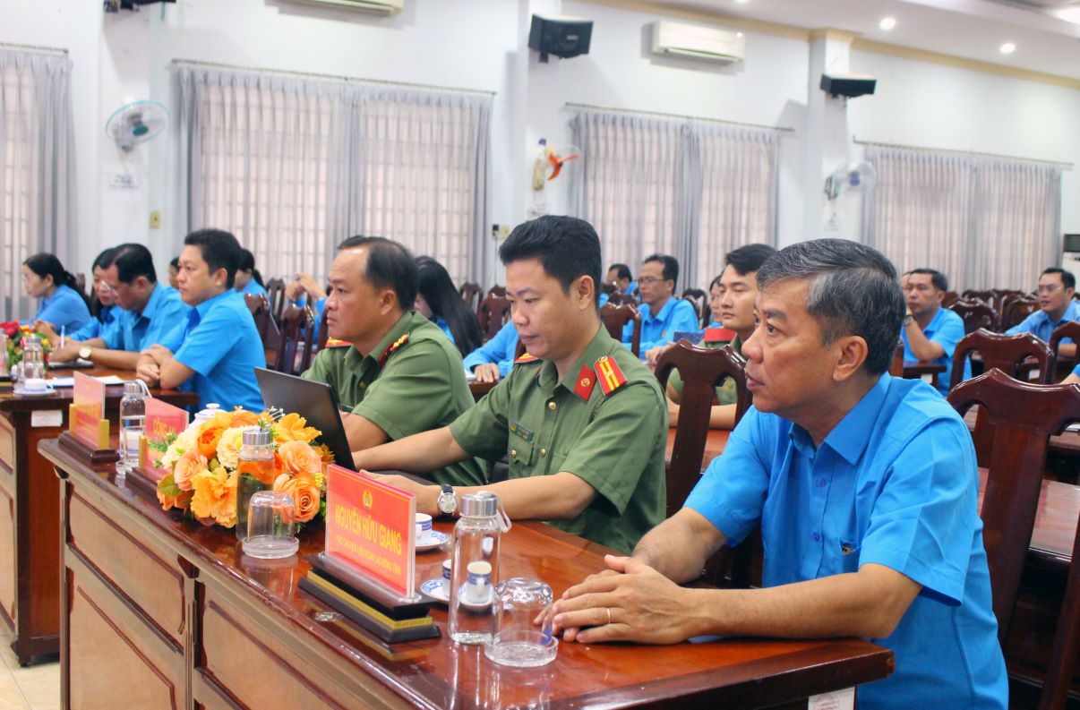 Hoi nghi da moi bao cao vien la can bo kinh nghiem se truyen dat cho hoc vien nhieu kien thuc va kinh nghiem thuc tien. Anh: Lam Dien 